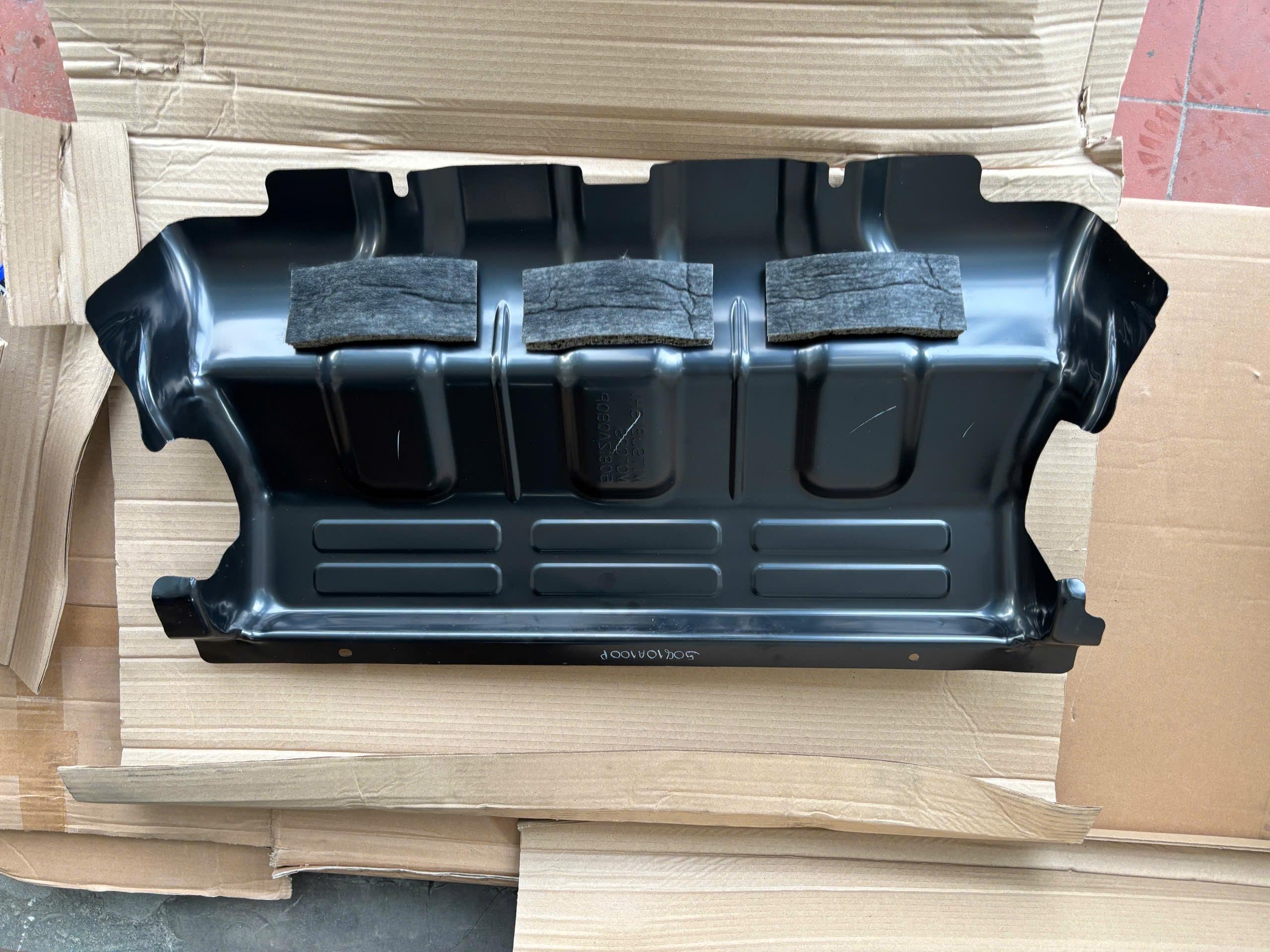 Tấm chắn b&ugrave;n gầm m&aacute;y ph&iacute;a trước Mitsubishi Triton 2024-2027 50810A100P