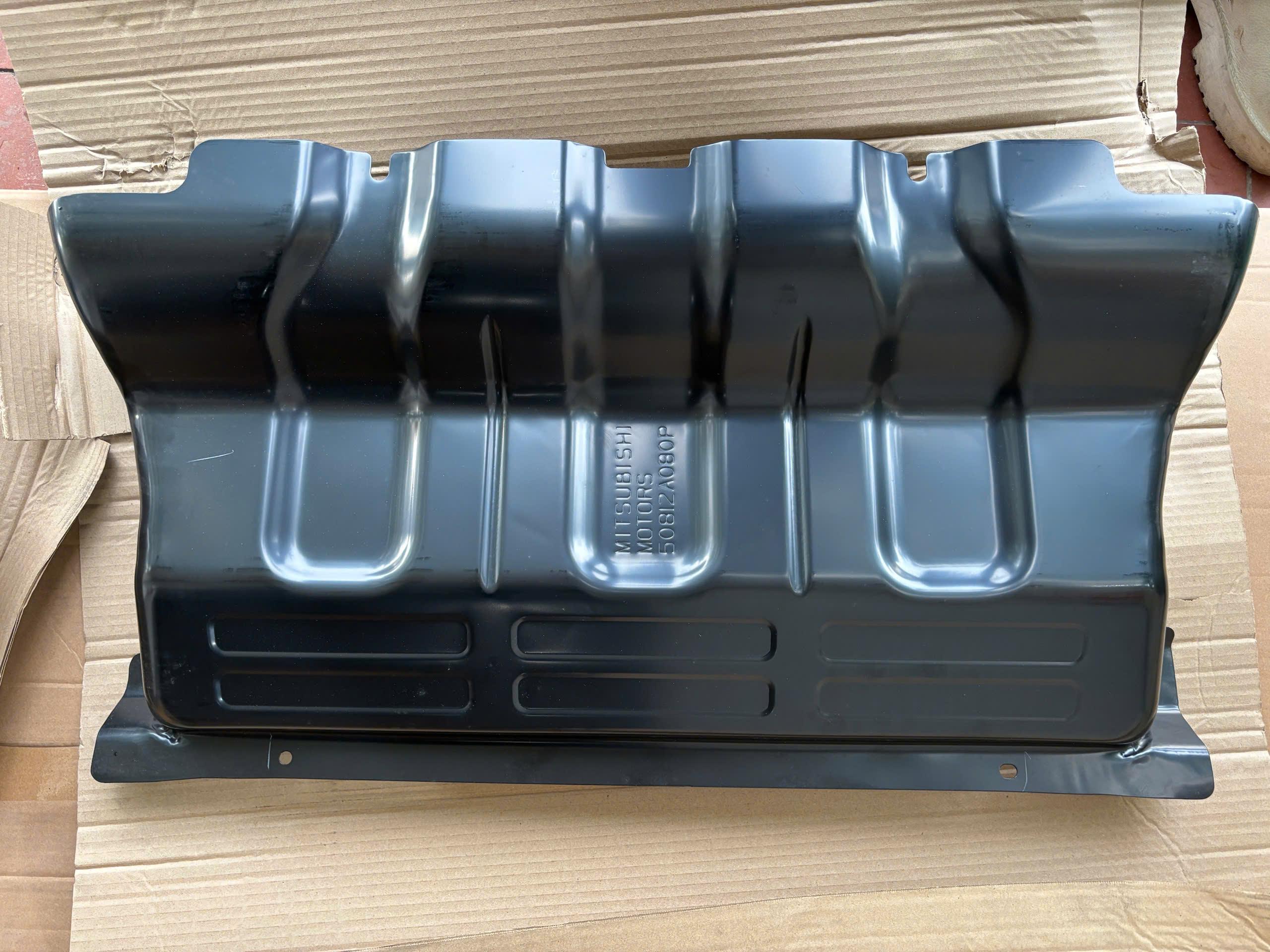 Tấm chắn b&ugrave;n gầm m&aacute;y ph&iacute;a trước Mitsubishi Triton 2024-2027 50810A100P