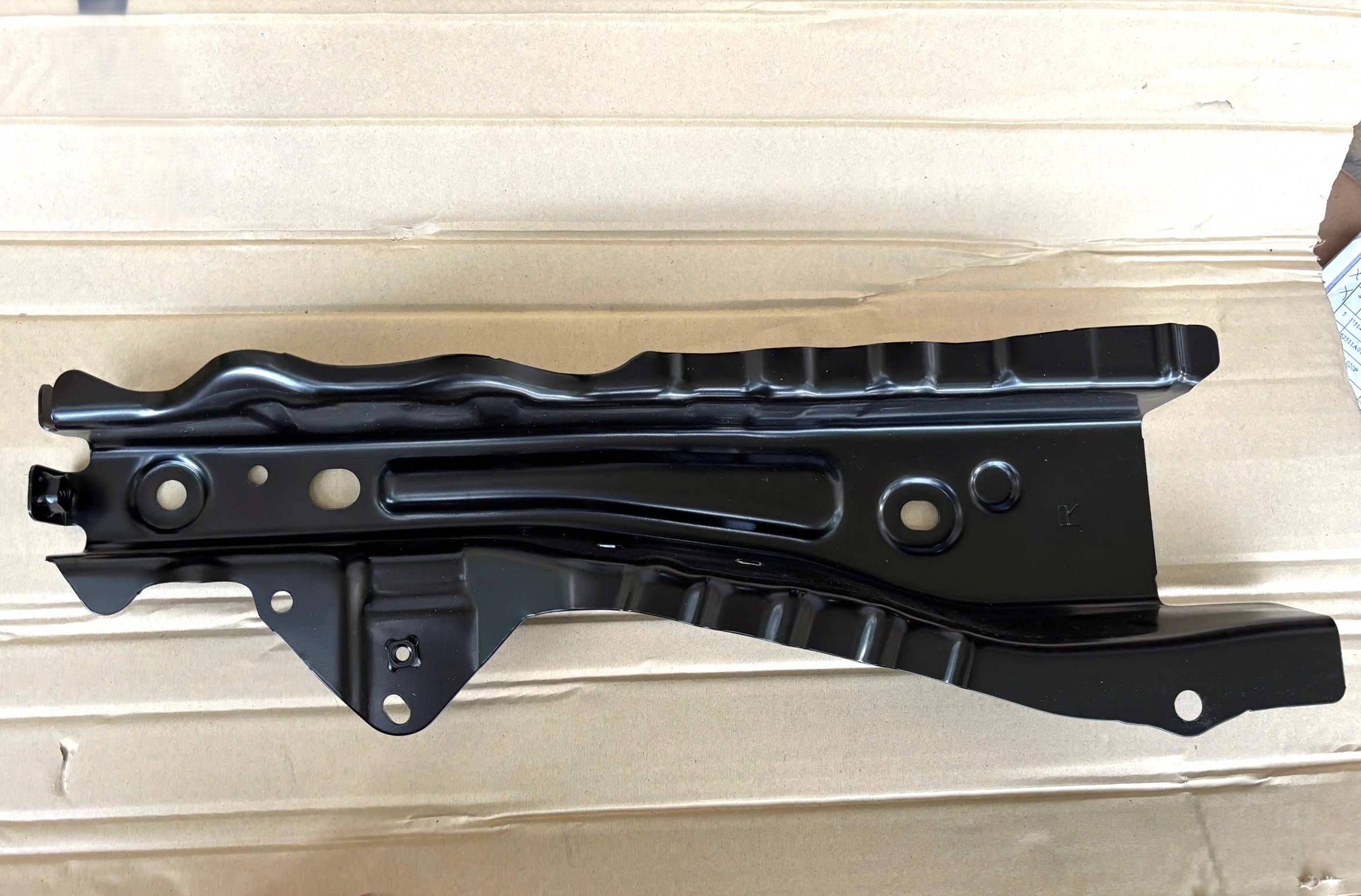 Xương đầu xe đứng cạnh dàn nóng két nước Mitsubishi Triton 2024-2027 62550A050P 62551A020P