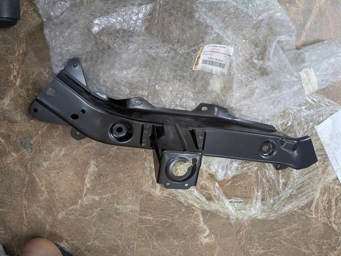 62521B080P Xương đầu xe- viền đèn pha Lh và Rh  Mitsubishi Xforcer 2024