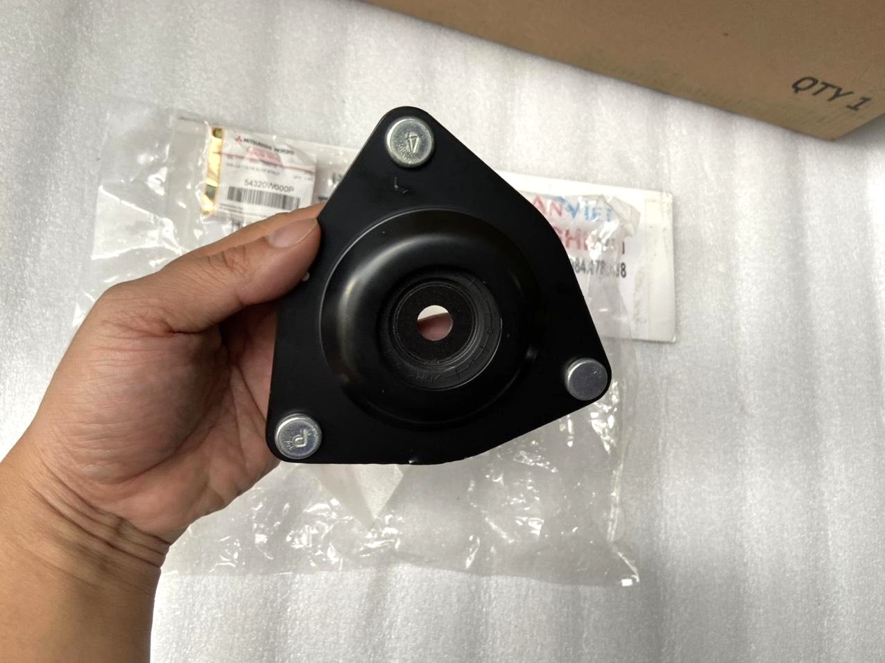 Bát bèo giảm xóc trước xe Mitsubishi Xforce 54320W000P