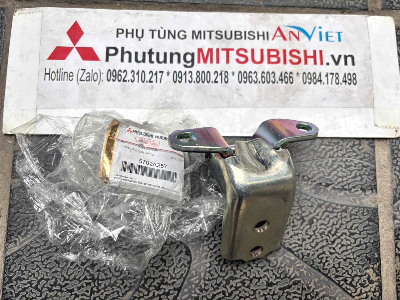 Bản lề cánh cửa trước phía trên Mitsubishi XForce 5702A257 5702A258