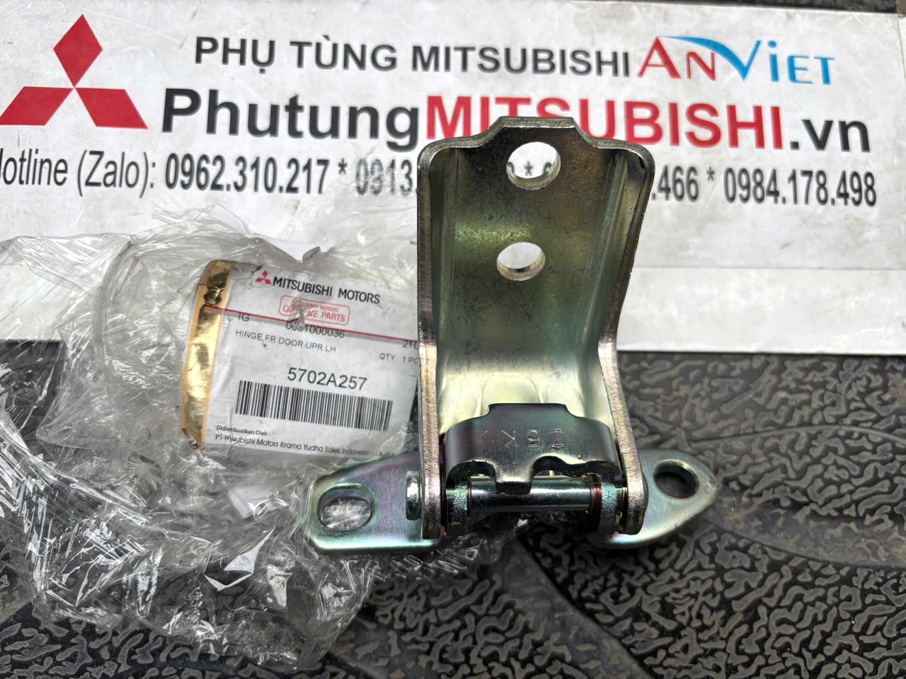 Bản lề cánh cửa trước phía trên Mitsubishi XForce 5702A257 5702A258