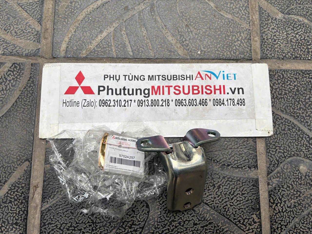 Bản lề c&aacute;nh cửa trước ph&iacute;a tr&ecirc;n Mitsubishi XForce 5702A257 5702A258