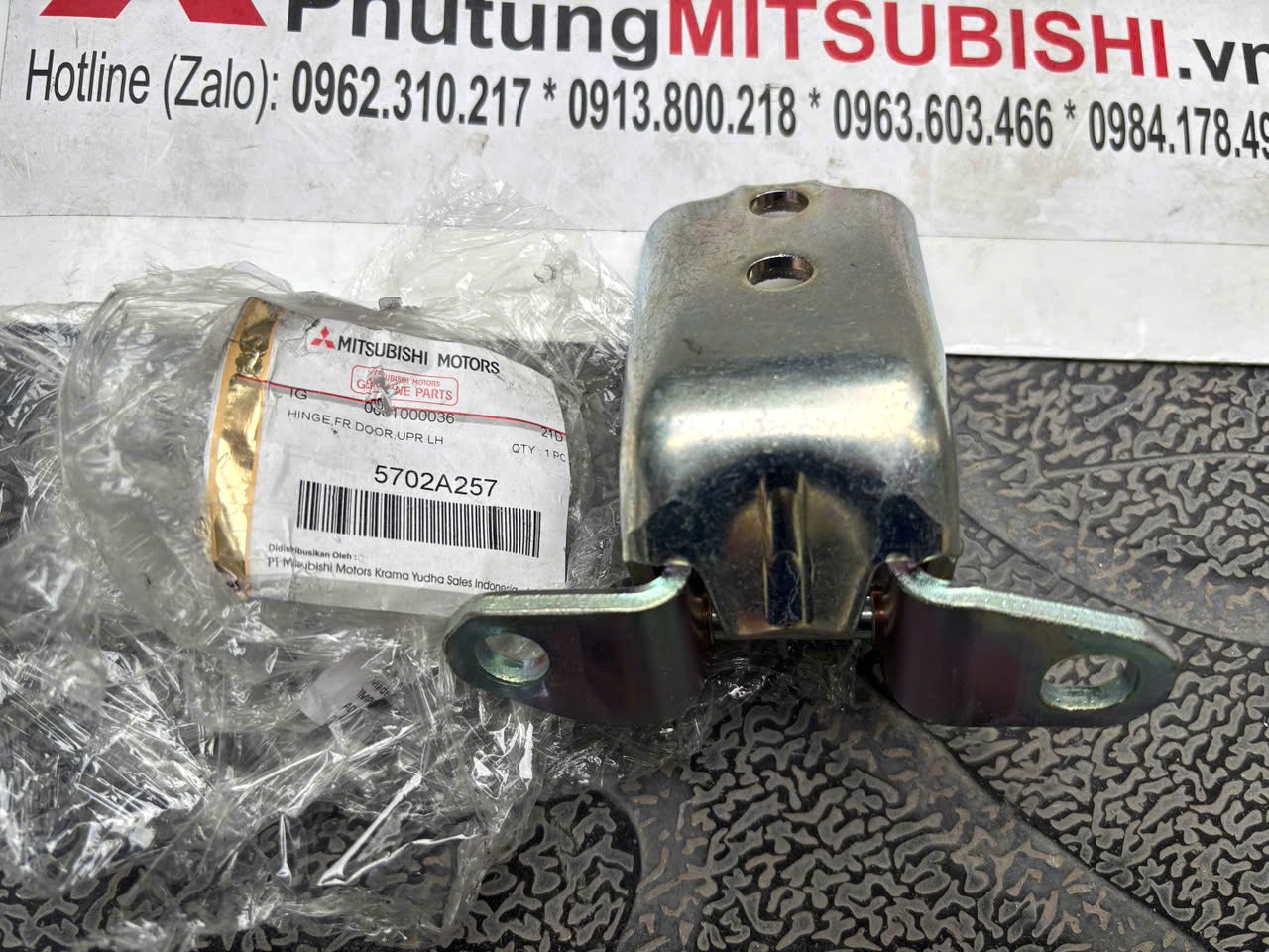Bản lề cánh cửa trước phía trên Mitsubishi XForce 5702A257 5702A258