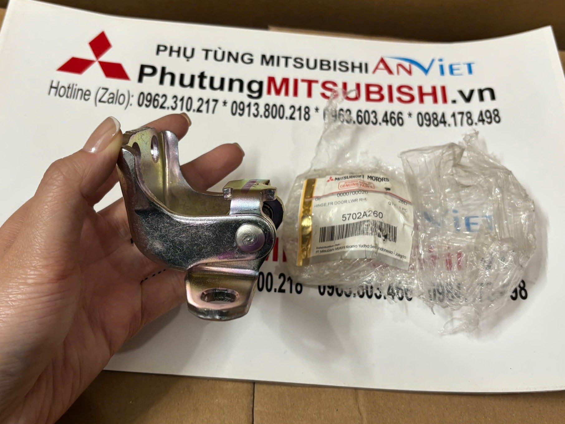 Bản lề cánh cửa trước phía dưới Mitsubishi XForce 5702A259 5702A260