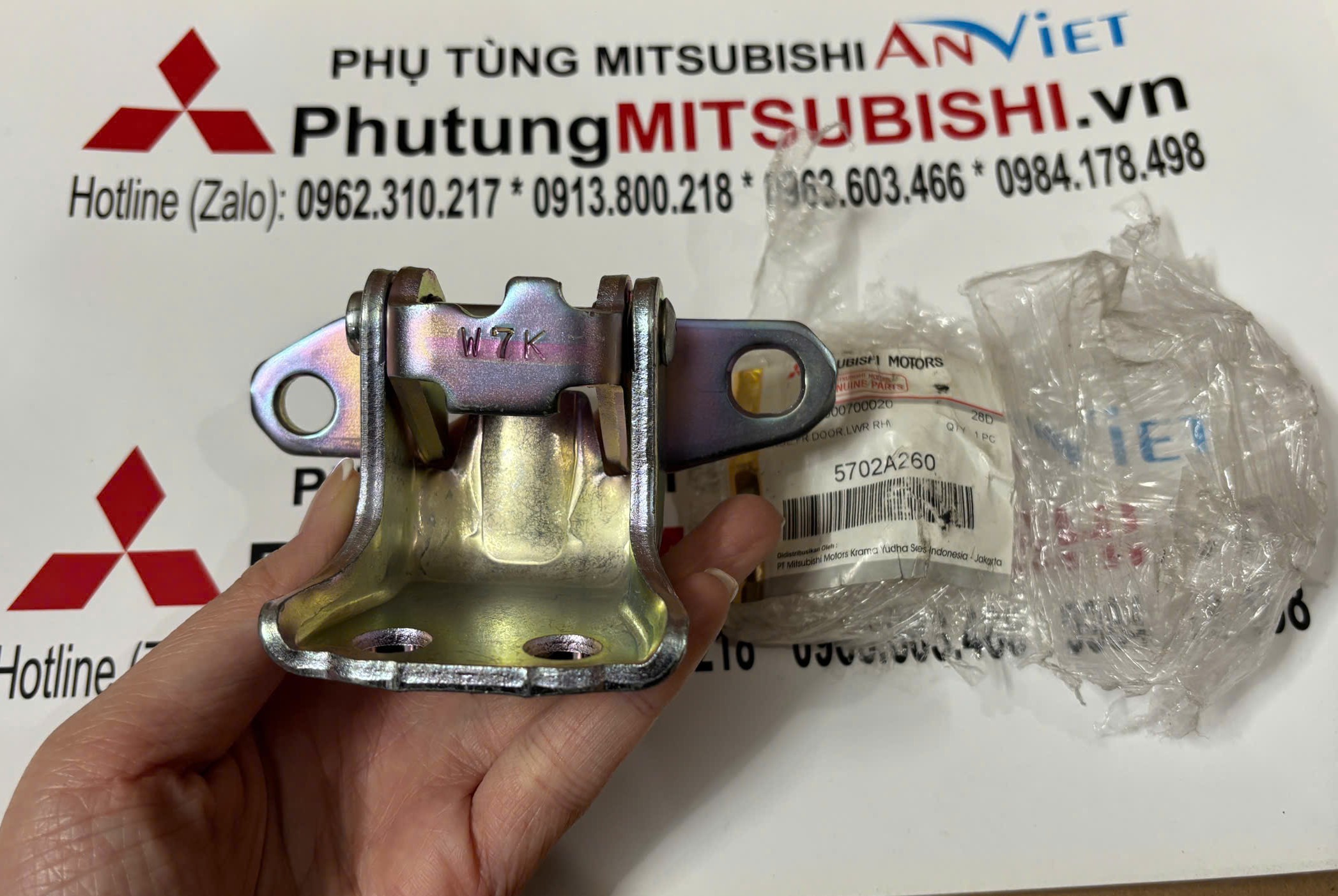 Bản lề cánh cửa trước phía dưới Mitsubishi XForce 5702A259 5702A260