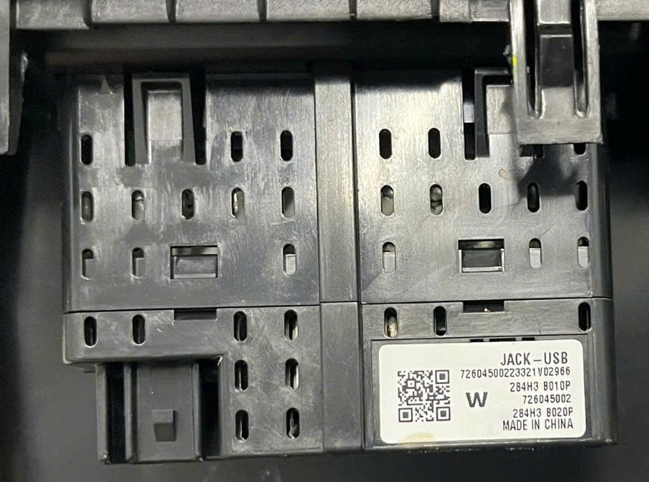 bai 284H3B010P cổng sạc usb ở táp lô   Mitsubishi Xforcer 2024  2026 DESTINATOR 2025