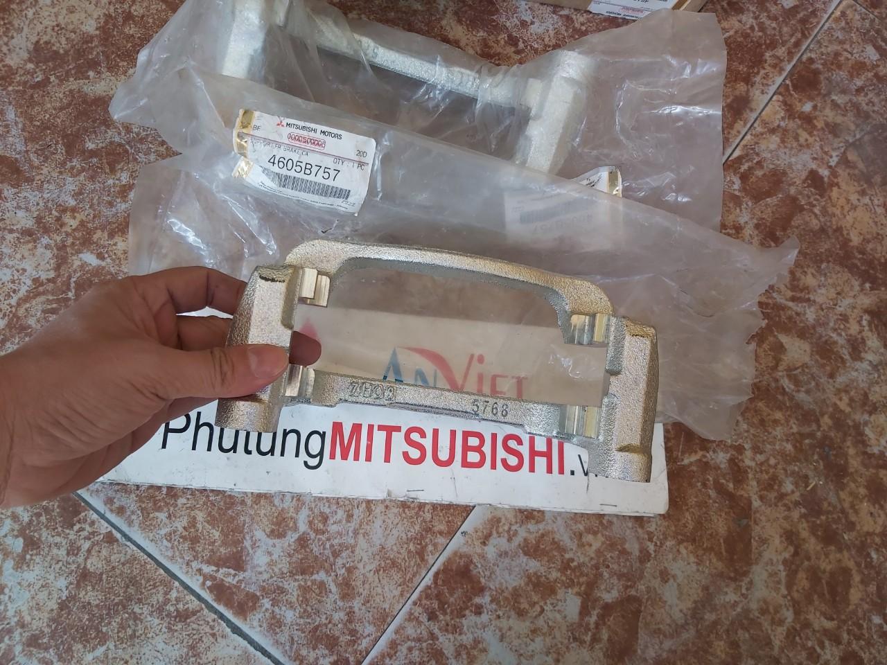 Càng gông phanh trước xe Mitsubishi Xforce 4605B757