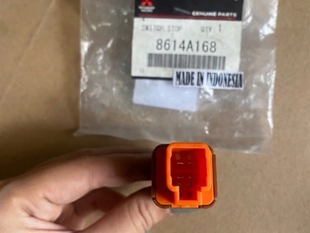 C&ocirc;ng tắc ch&acirc;n phanh xe Mitsubishi Destinator DST