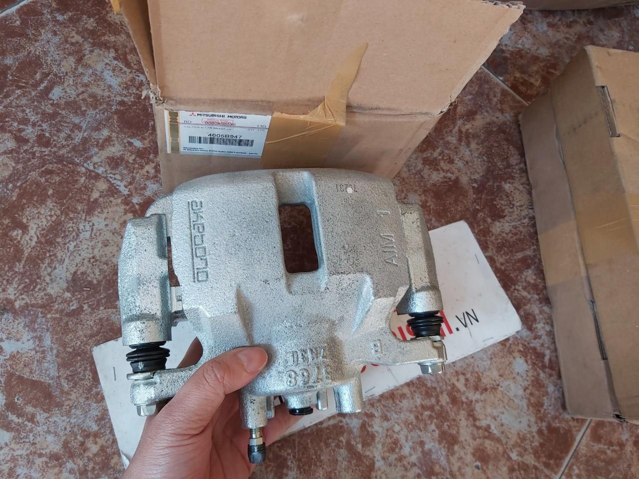 Cụm gông phanh trước xe Mitsubishi Xforce 41011W040P, 41001W040P