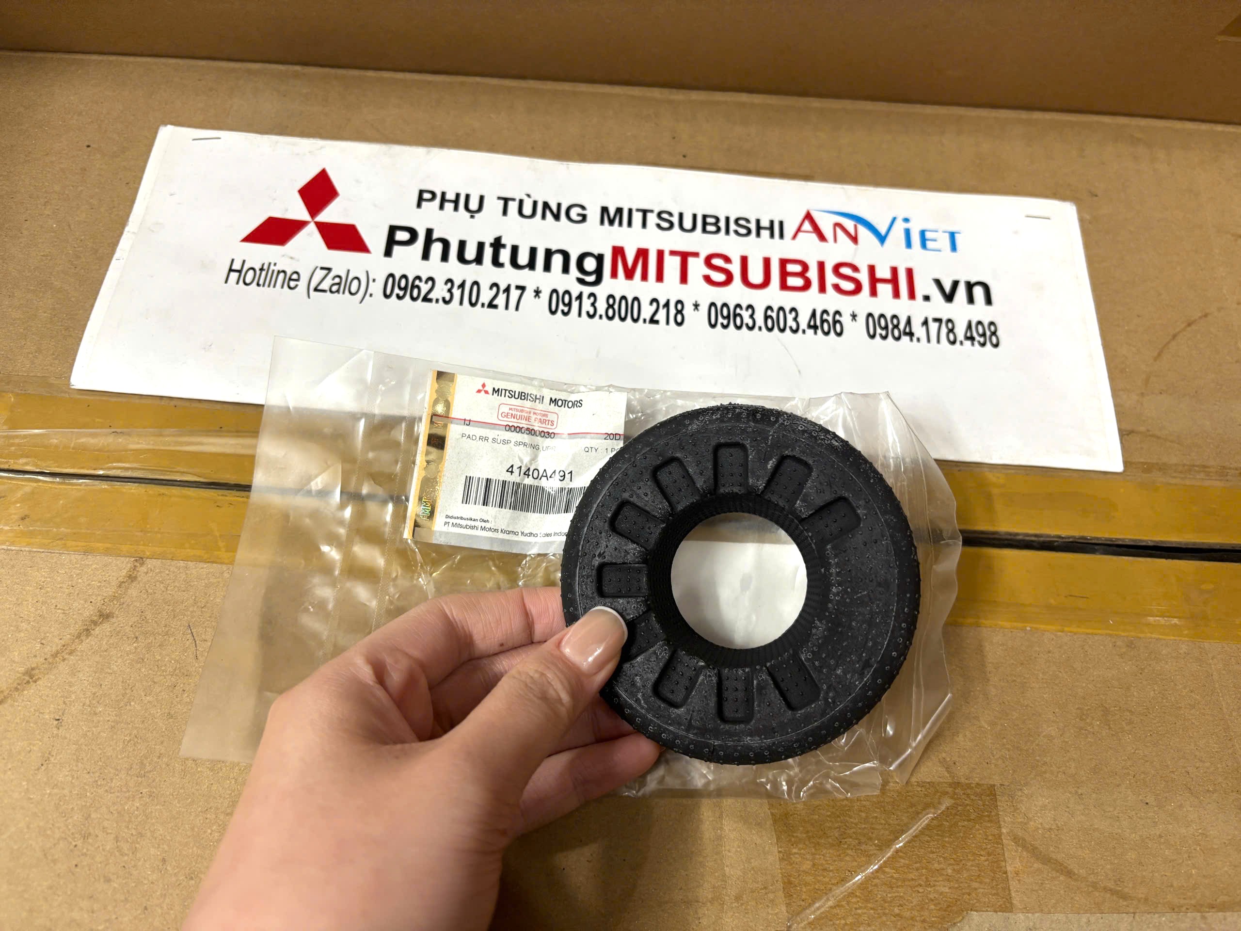 Cao su đệm L&ograve; xo giảm x&oacute;c sau miếng tr&ecirc;n xe Mitsubishi Destinator DST