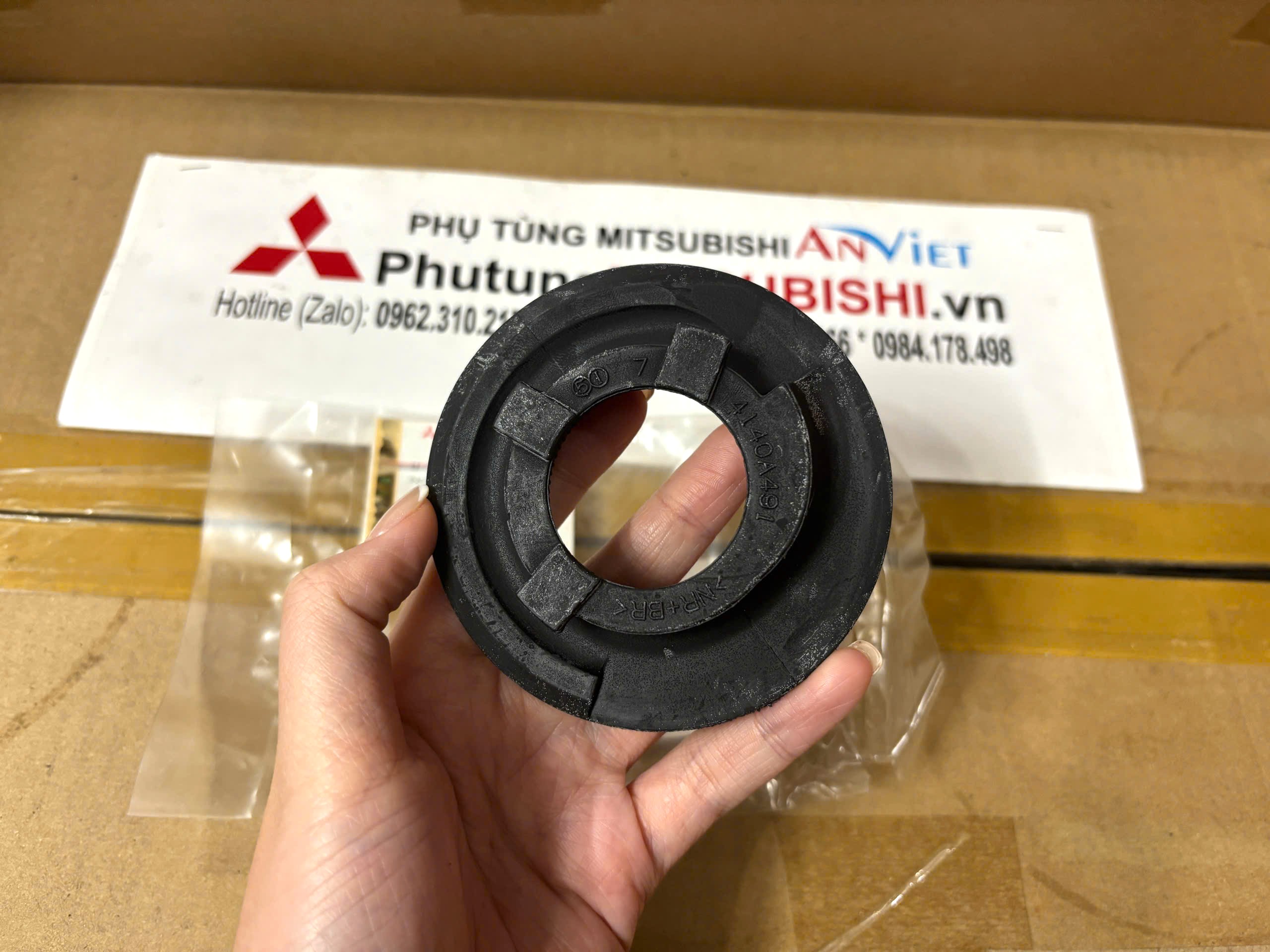 Cao su đệm L&ograve; xo giảm x&oacute;c sau miếng tr&ecirc;n xe Mitsubishi Destinator DST