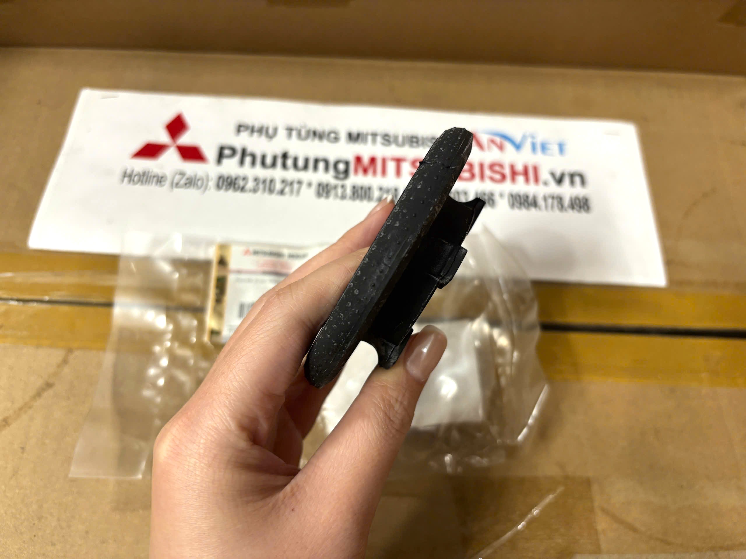 Cao su đệm L&ograve; xo giảm x&oacute;c sau miếng tr&ecirc;n xe Mitsubishi Destinator DST