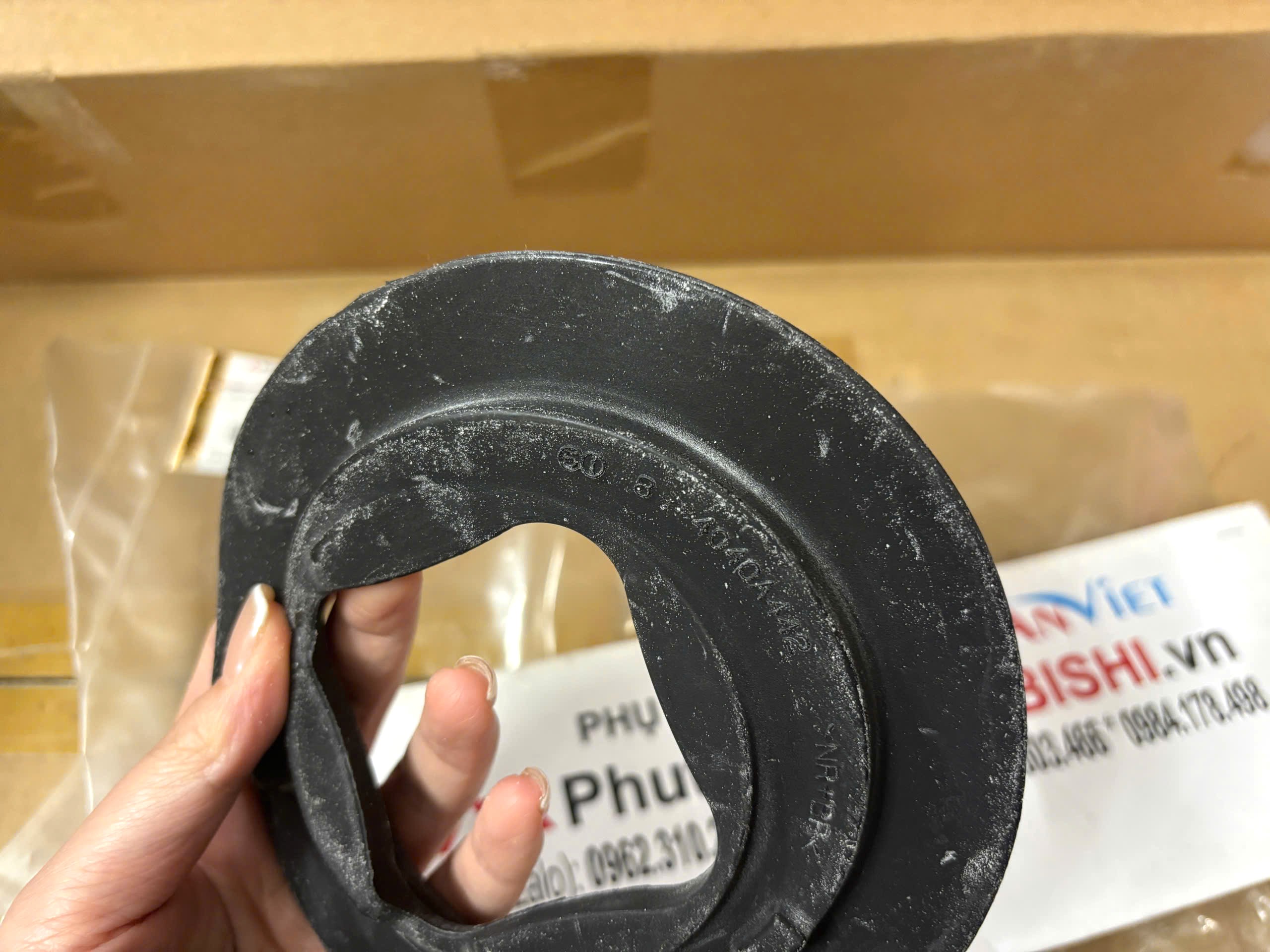 Cao su đỡ đệm lò xo giảm xóc trước phía dưới xe Mitsubishi Xforce 4040A442