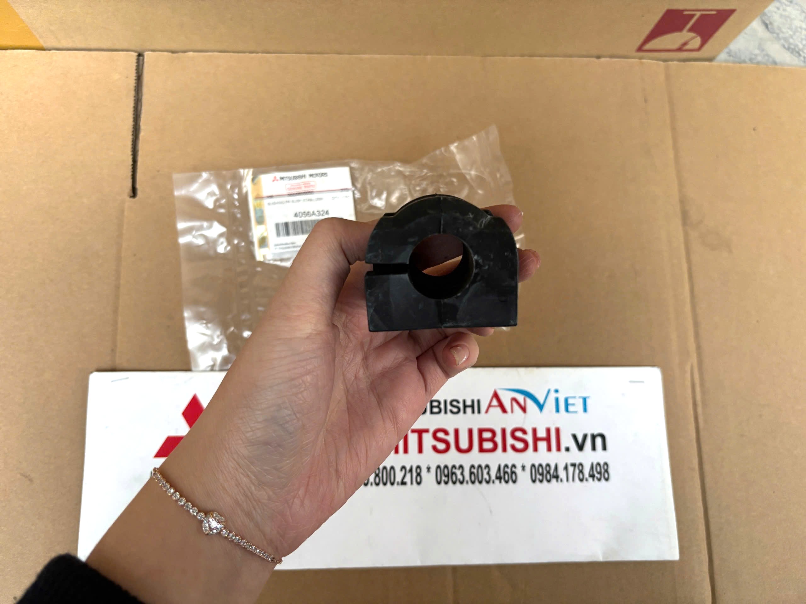 Cao su ốp giằng cân bằng trước xe Mitsubishi Xforce 4056A324