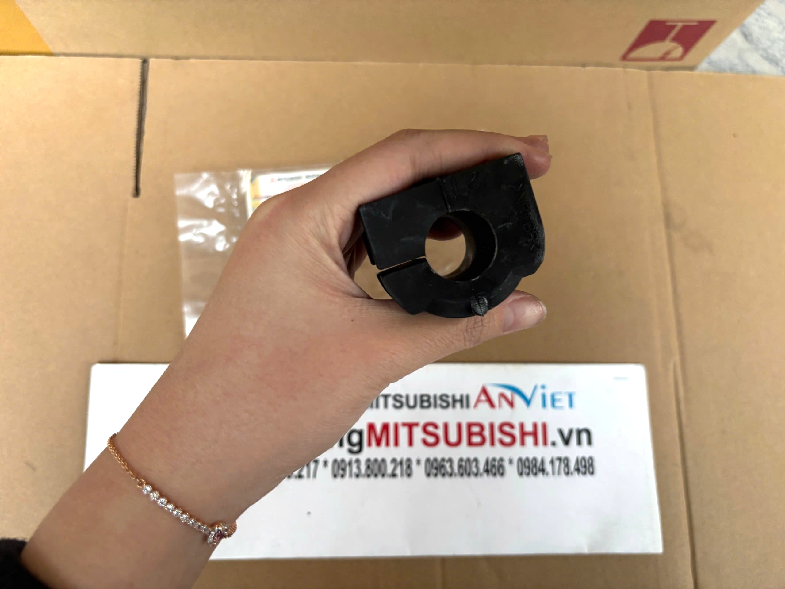 Cao su ốp giằng cân bằng trước xe Mitsubishi Xforce 4056A324