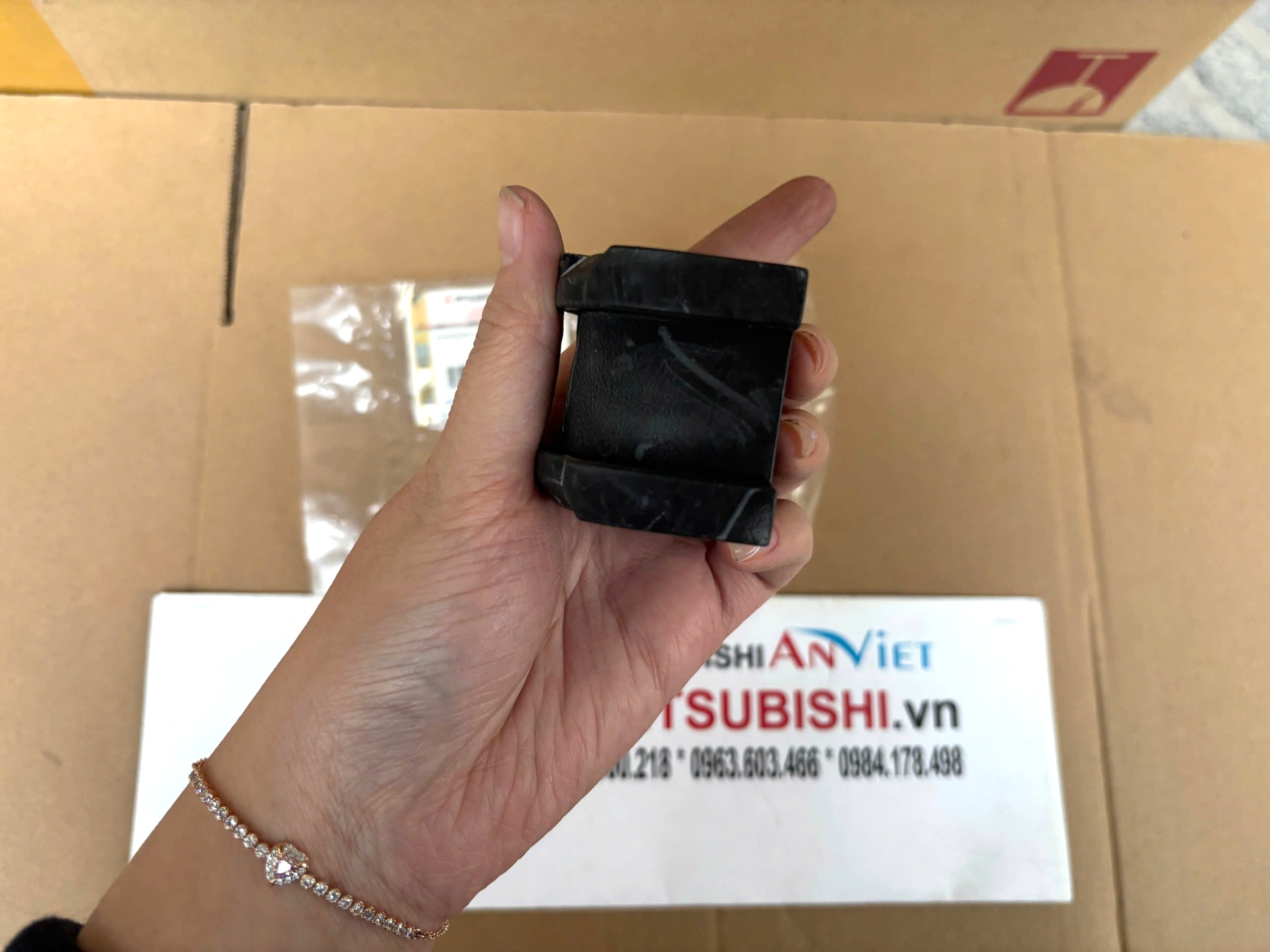 Cao su ốp giằng cân bằng trước xe Mitsubishi Xforce 4056A324