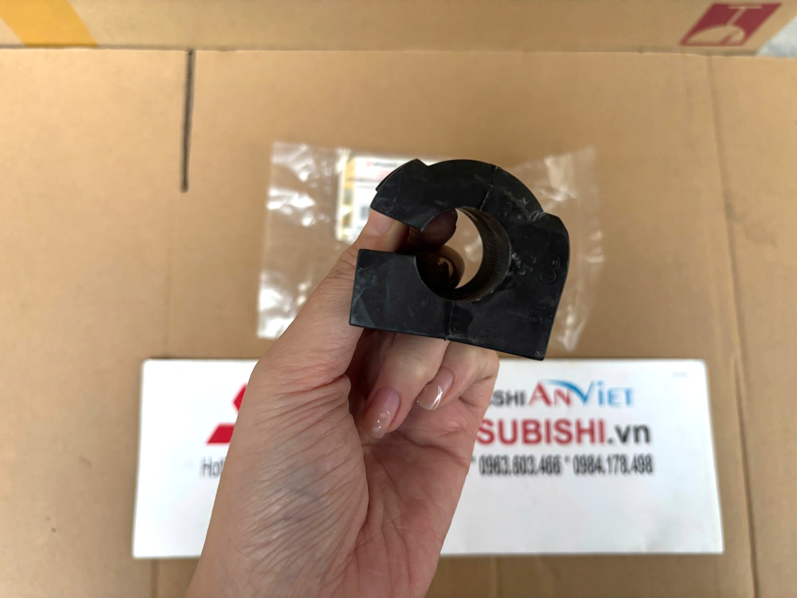 Cao su ốp giằng cân bằng trước xe Mitsubishi Xforce 4056A324