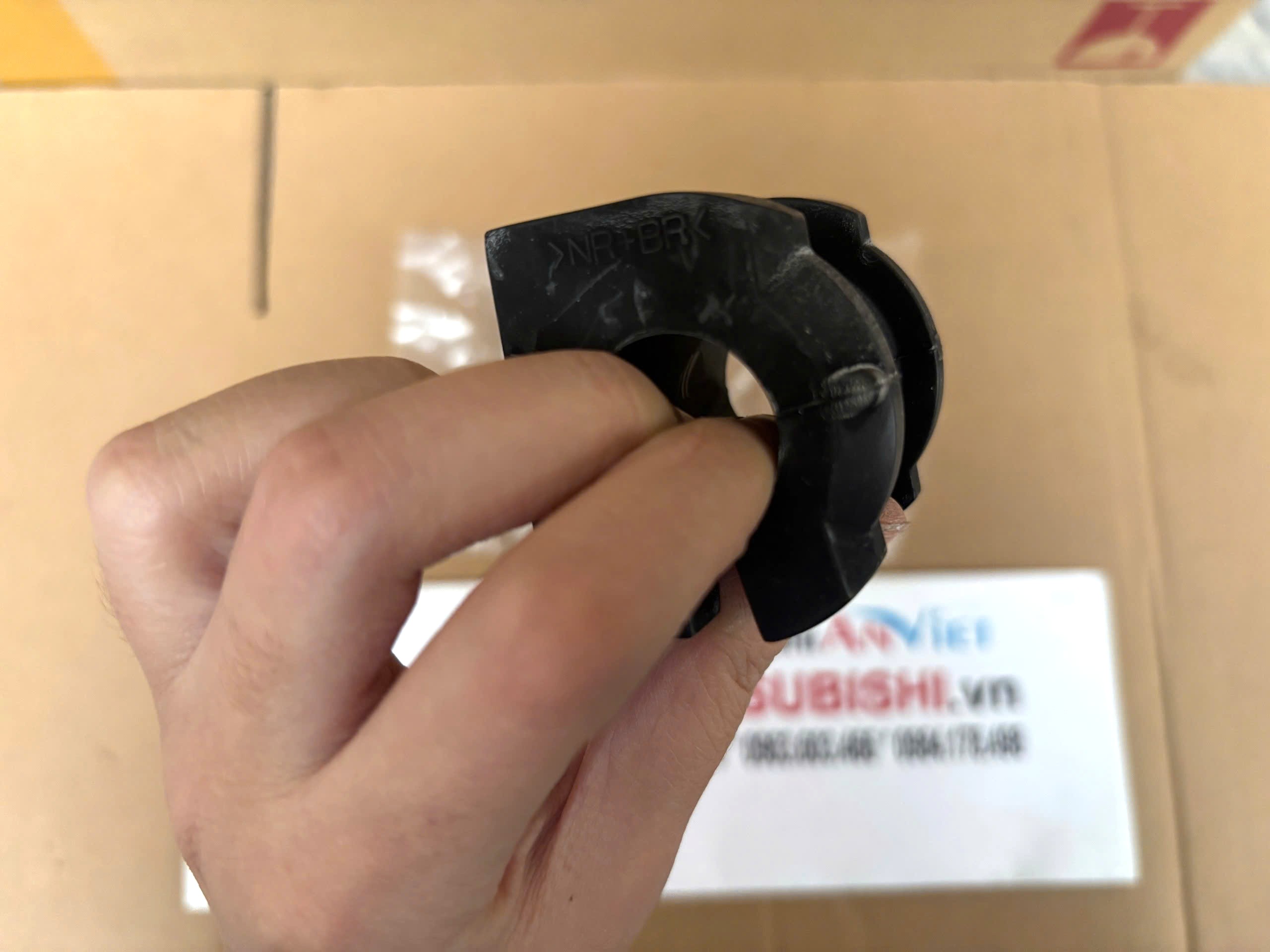 Cao su ốp giằng cân bằng trước xe Mitsubishi Xforce 4056A324