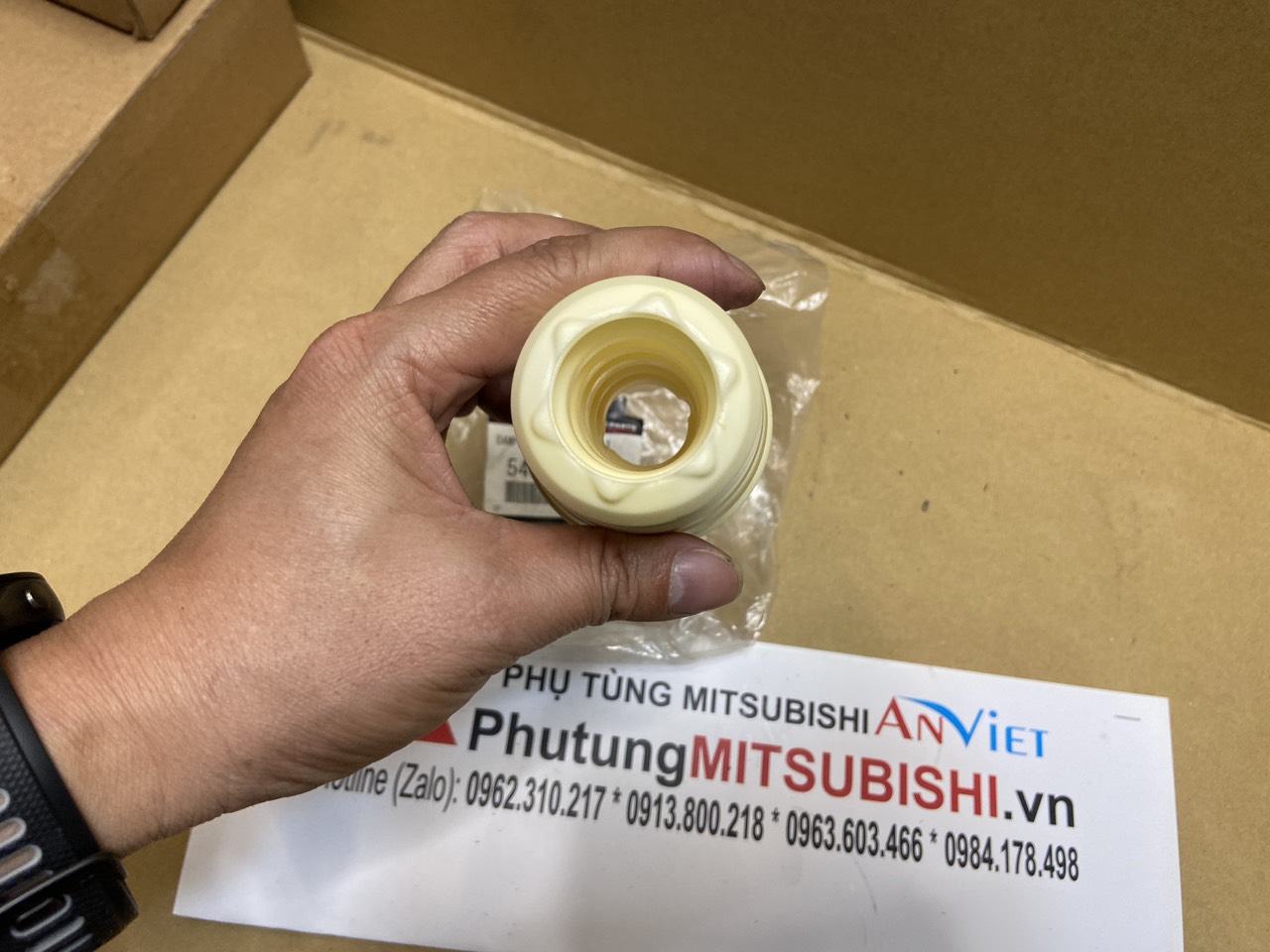 Cao su tăm bông giảm xóc trước xe Mitsubishi Xforce 54050W000P