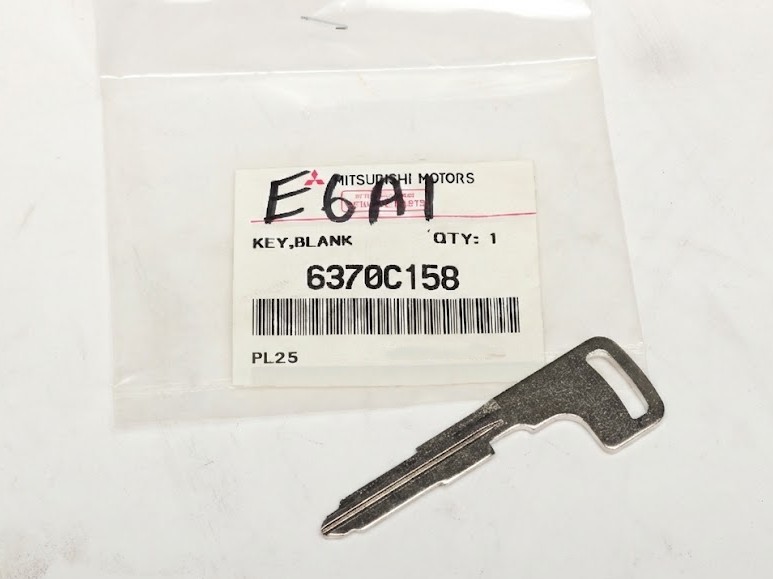 Ch&igrave;a kh&oacute;a cơ sắt, b&ecirc;n trong ch&igrave;a kh&oacute;a điều khiển từ xa Mitsubishi XForce