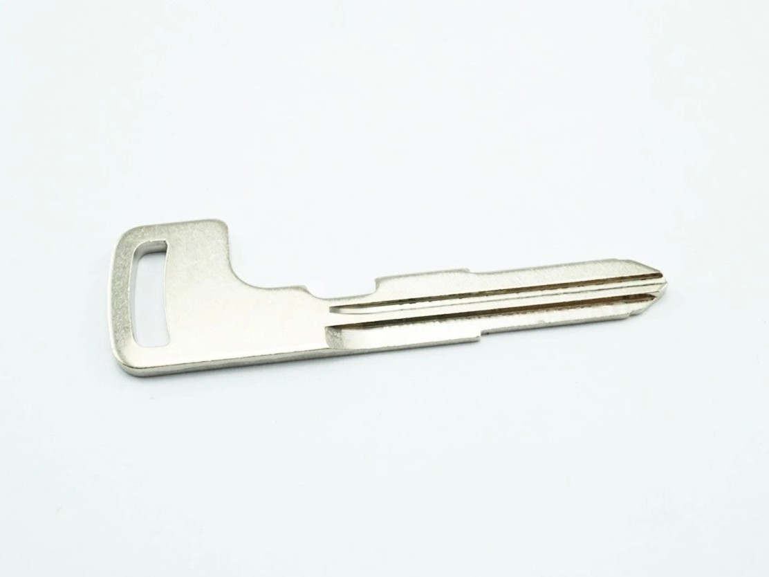 Chìa khóa cơ sắt, bên trong chìa khóa điều khiển từ xa Mitsubishi XForce 6370C158