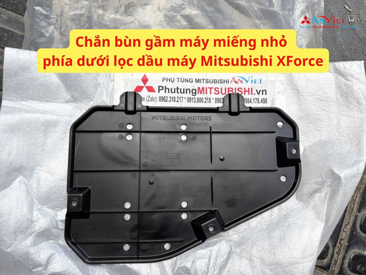 Chắn bùn gầm máy miếng nhỏ phía dưới lọc dầu máy Mitsubishi XForce 5370C571