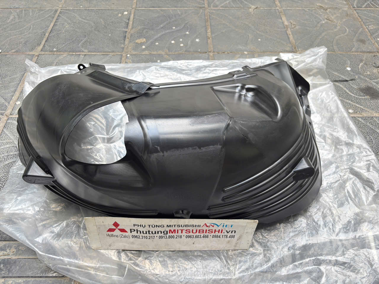 Chắn bùn lòng dè sau Mitsubishi XForce 76749B000P 76748B000P