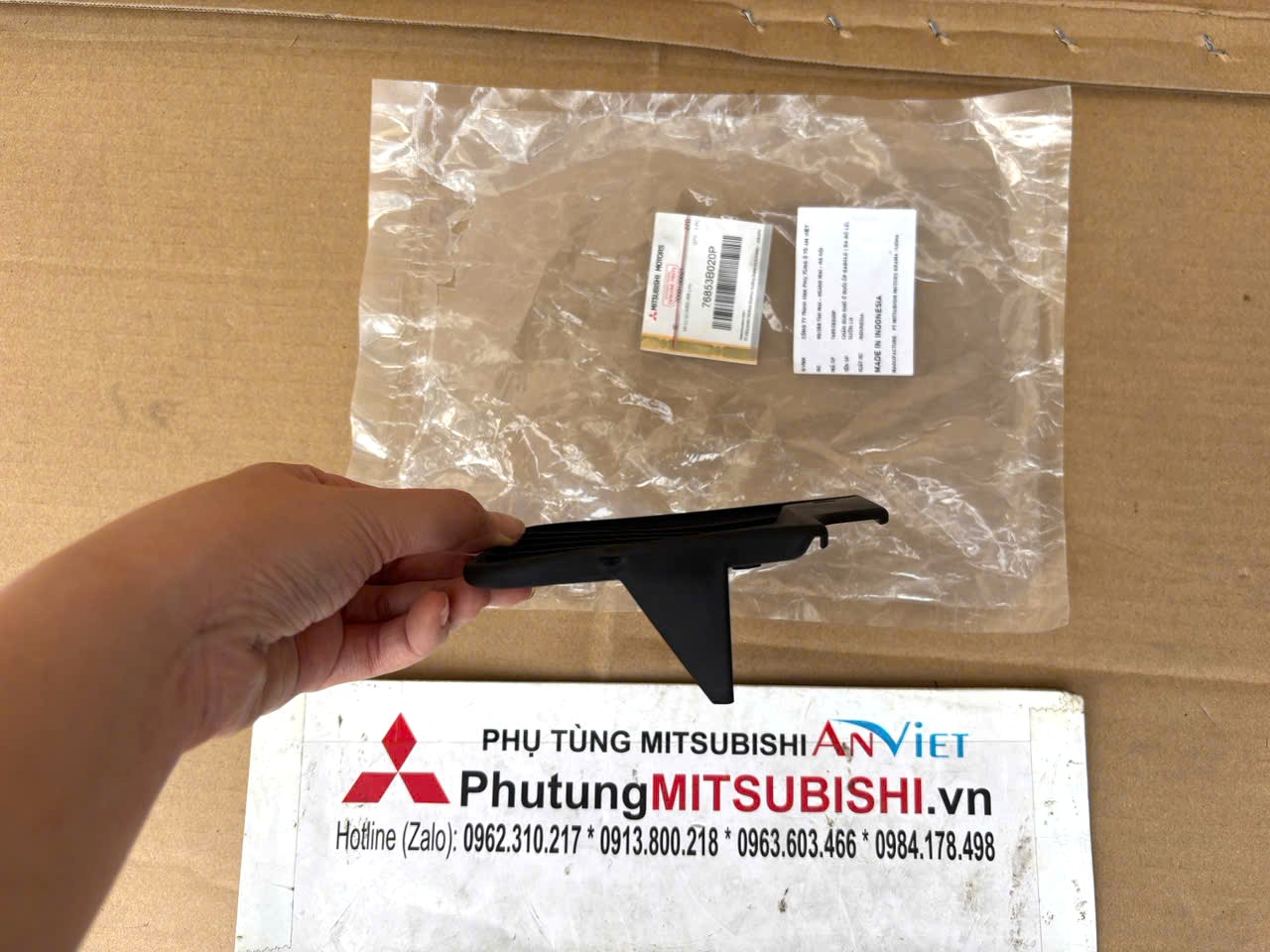 Chắn bùn nhỏ ở đuôi Ốp babole sườn bánh sau Mitsubishi XForce 76852B020P 76853B020P