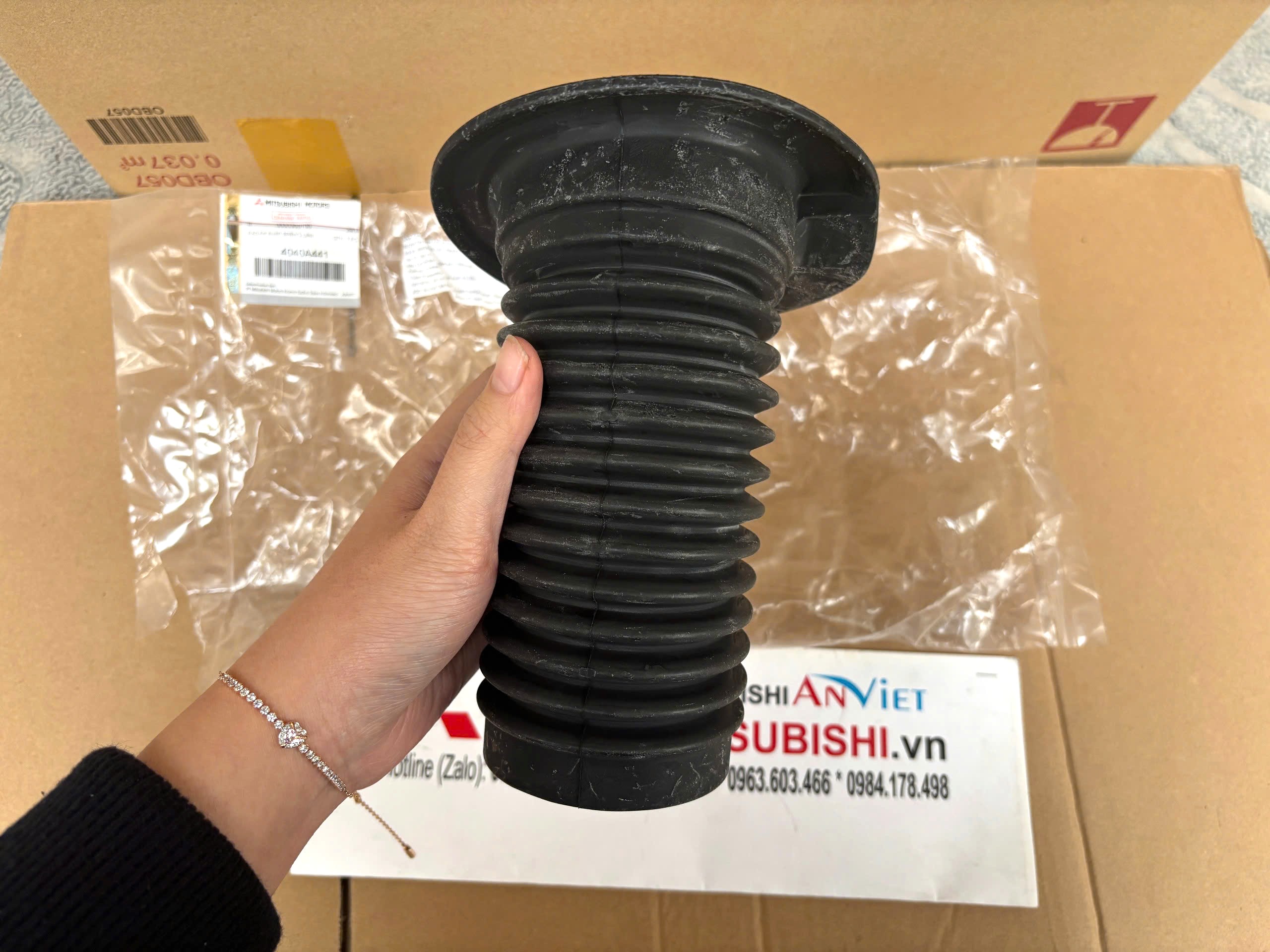 Cao su chụp bụi giảm xóc trước xe Mitsubishi Xforce 4040A441