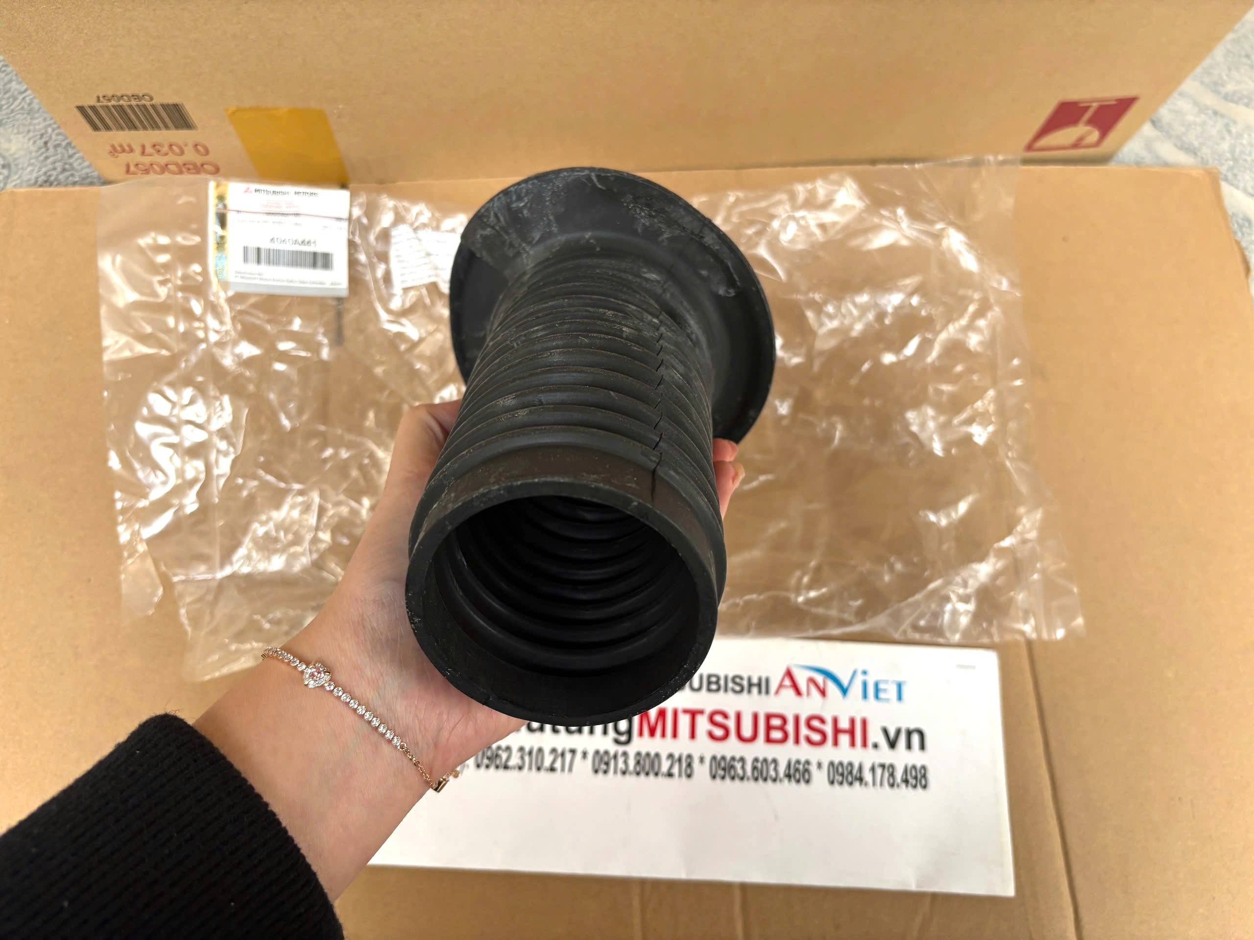 Cao su chụp bụi giảm xóc trước xe Mitsubishi Xforce 4040A441