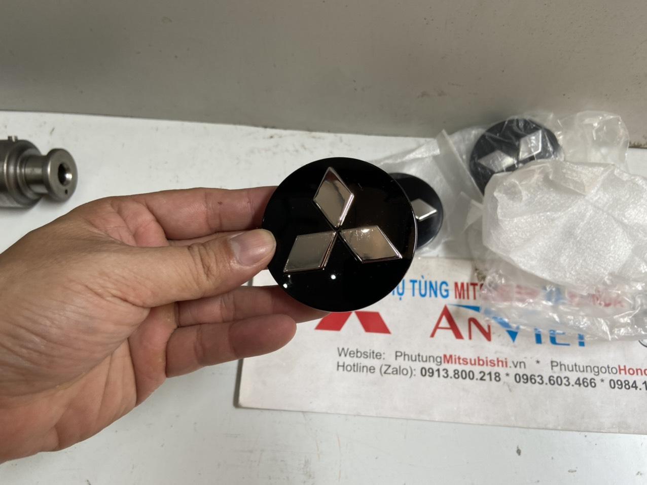 Nắp chụp trang trí moay ơ mâm lazang xe Mitsubishi Xforce 4252A020