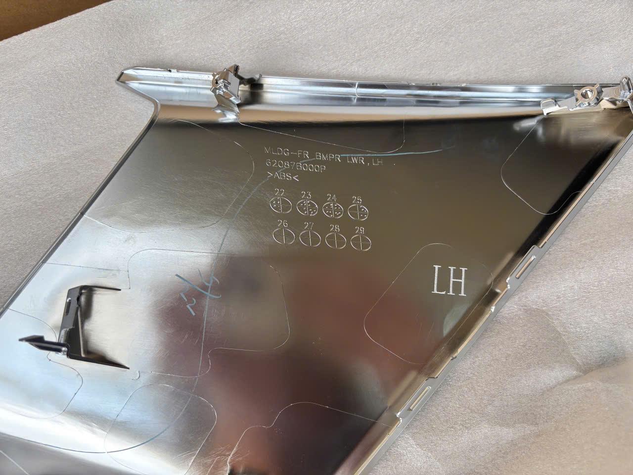 Nhựa ốp cản trước dưới đèn pha xe Mitsubishi XForce 62087B000P 62086B000P