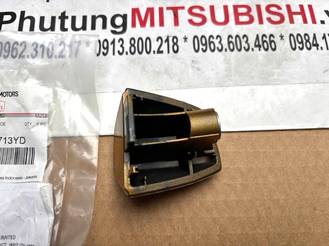 Ốp đậy ổ khóa, Tay mở cánh cửa sau ngoài - đoạn đuôi ngắn Mitsubishi XForce 5716A713YD 5716A714YD