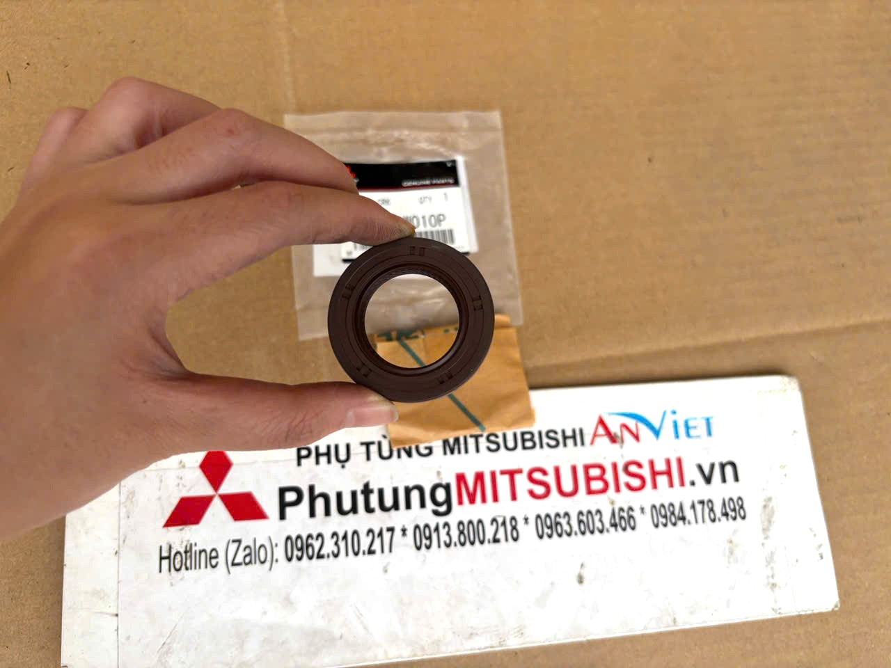 Phớt bơm dầu động cơ, phớt đầu trục cơ Mitsubishi XForce 13510w010p