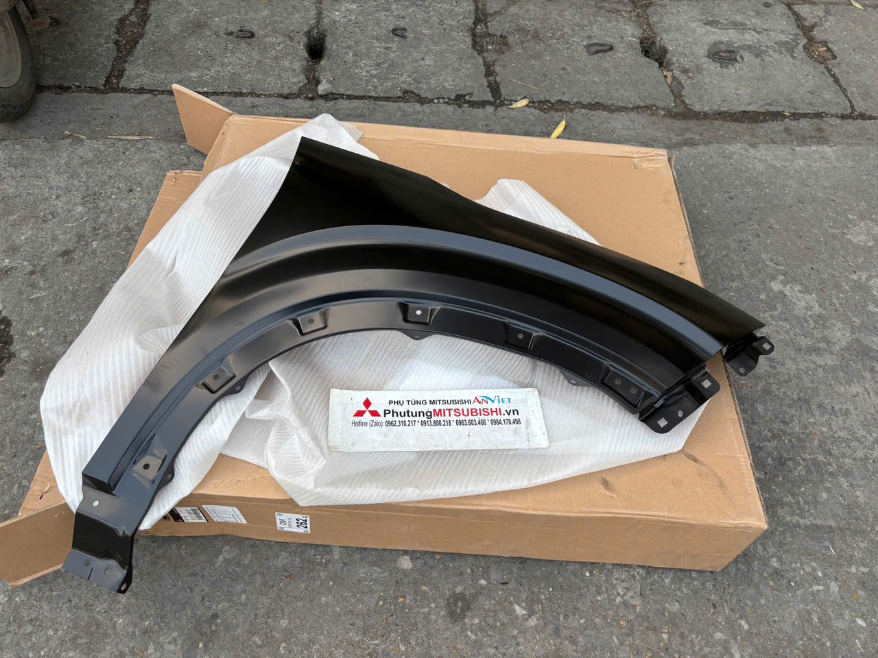 Tai xe Mitsubishi XForce 63112B010P 63113B010P