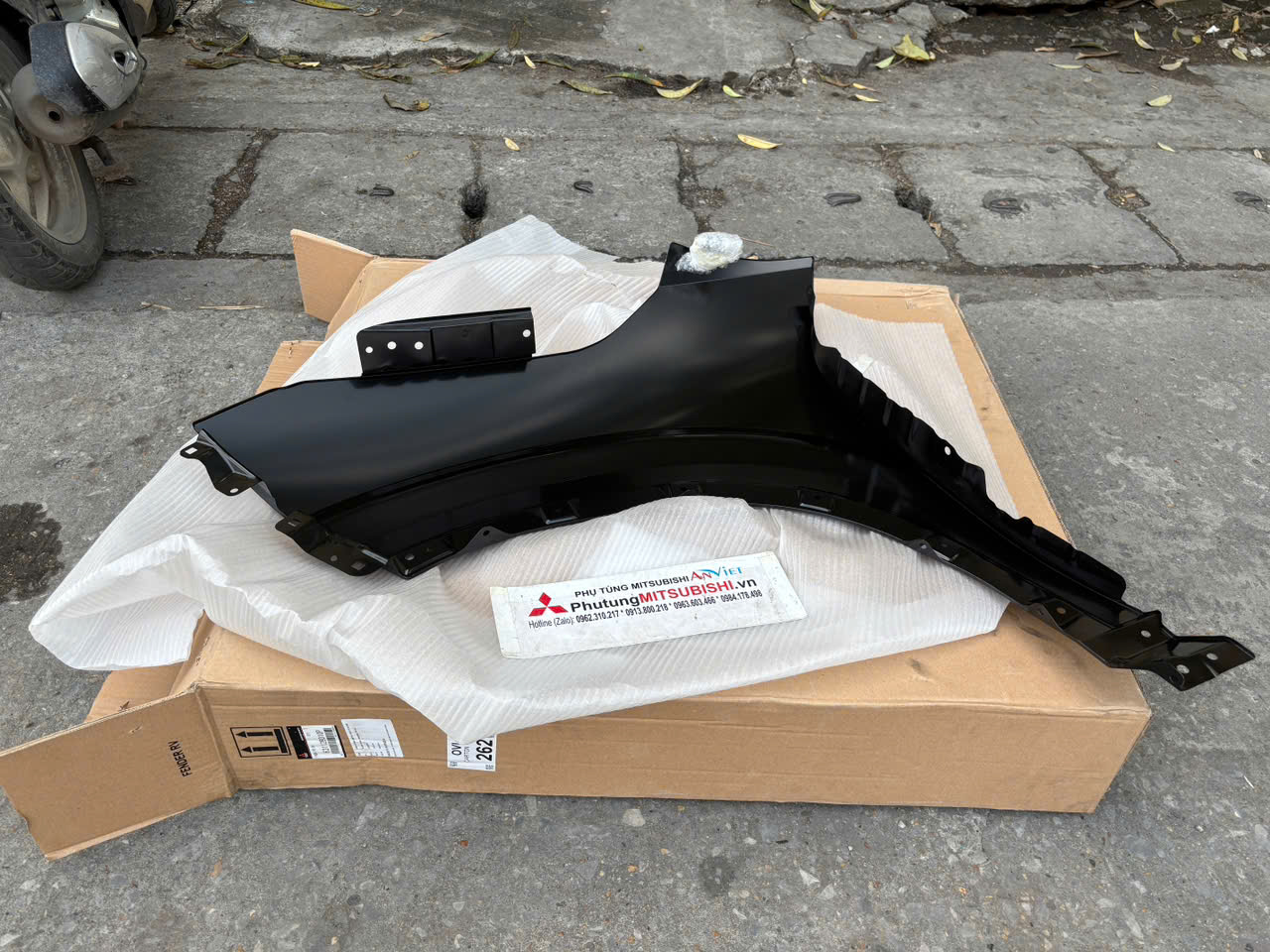 Tai xe Mitsubishi XForce 63112B010P 63113B010P