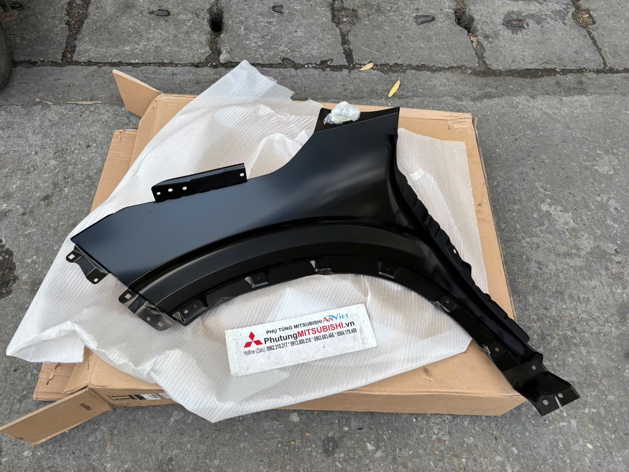 Tai xe Mitsubishi XForce 63112B010P 63113B010P