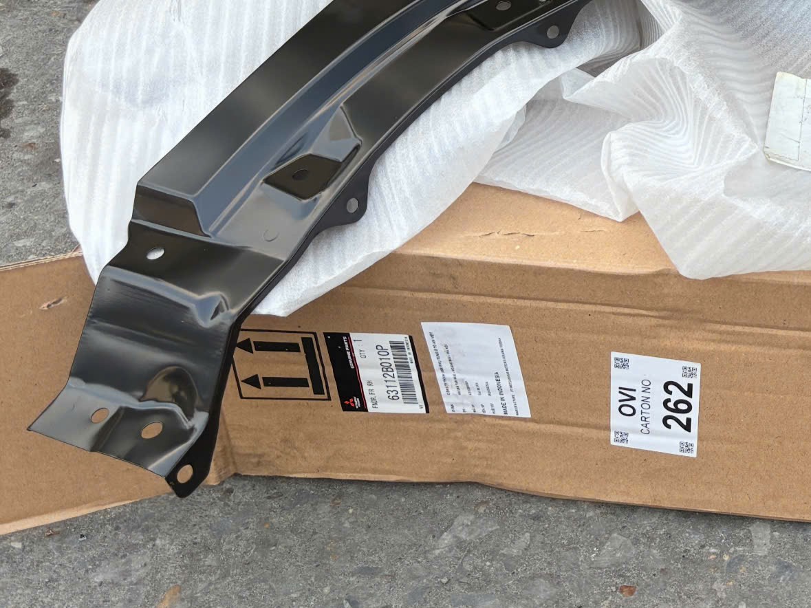 Tai xe Mitsubishi XForce 63112B010P 63113B010P