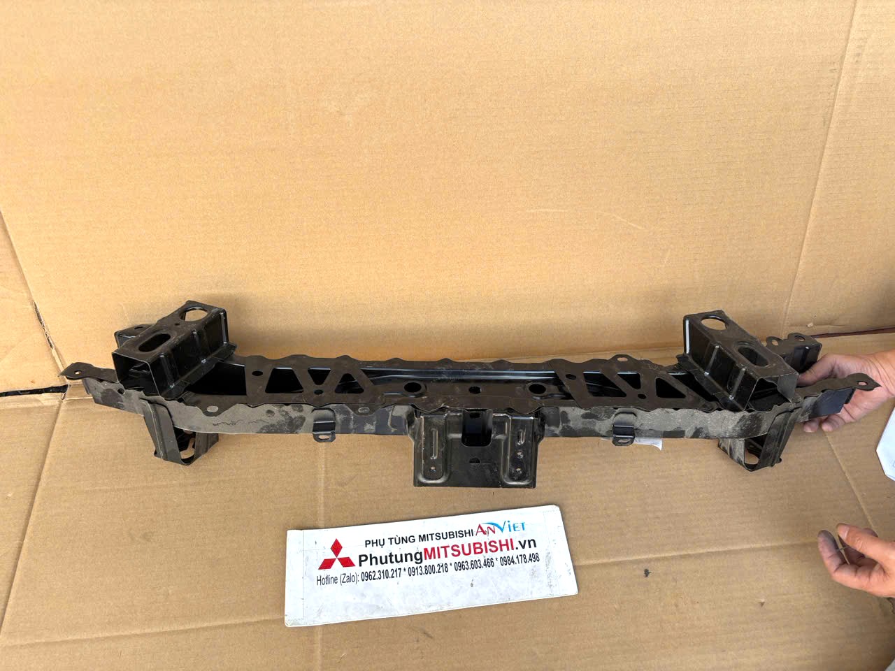 Xương ngang đầu xe phía trên dàn nóng két nước Mitsubishi Xforce 62516B040P