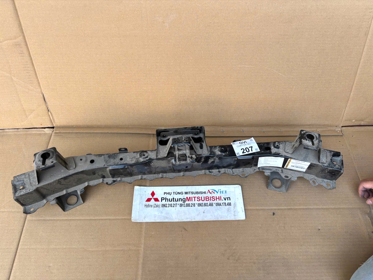 Xương ngang đầu xe ph&iacute;a tr&ecirc;n d&agrave;n n&oacute;ng k&eacute;t nước Mitsubishi Xforce