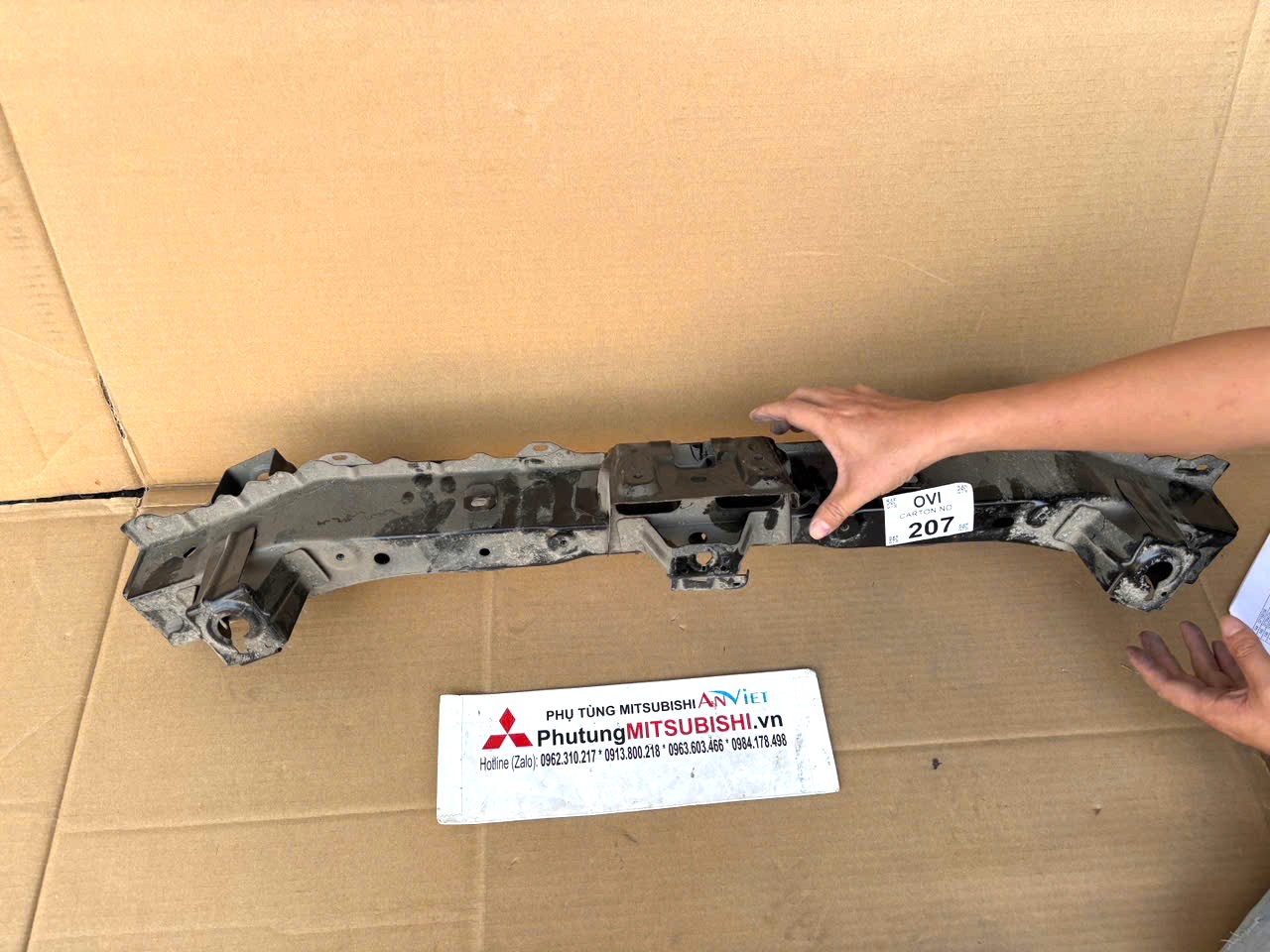 Xương ngang đầu xe phía trên dàn nóng két nước Mitsubishi Xforce 62516B040P