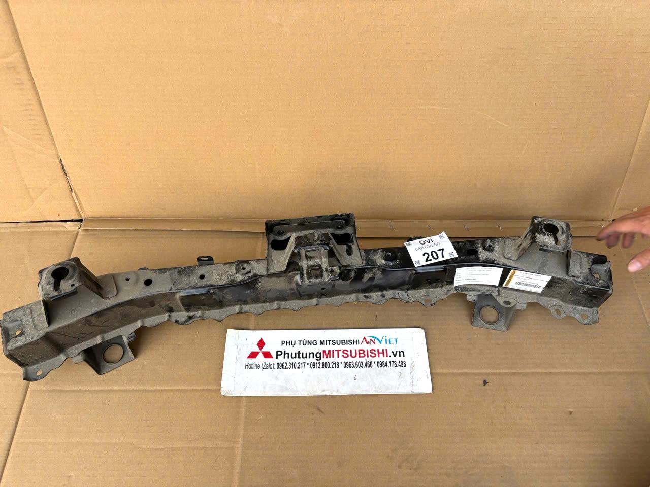 Xương ngang đầu xe phía trên dàn nóng két nước Mitsubishi Xforce 62516B040P