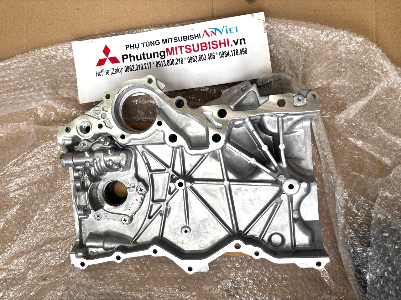 Bơm dầu nhớt động cơ xe Mitsubishi Xpander (nắp che xích cam) 1060A249