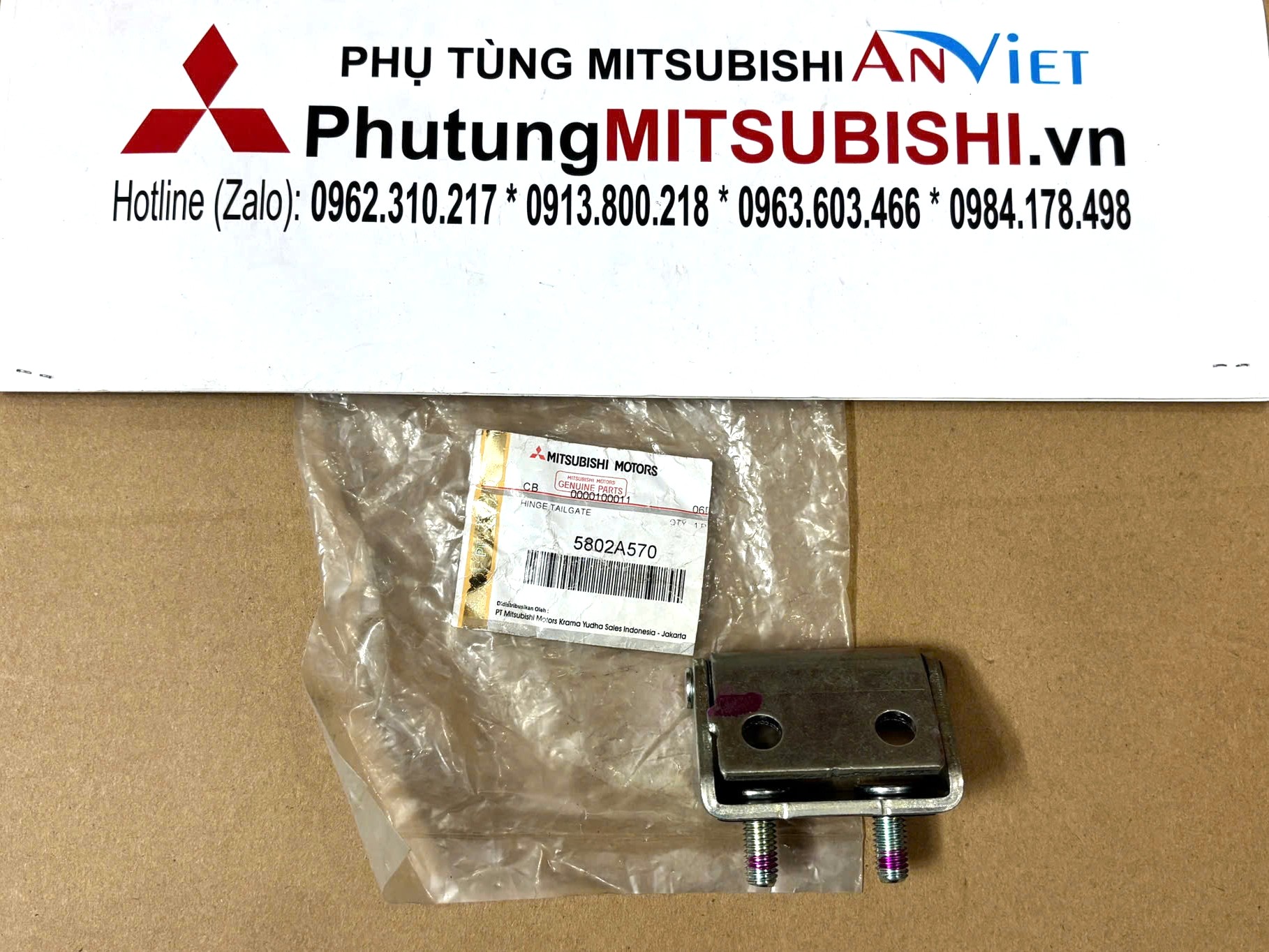 Bản lề cánh cửa sau, cốp hậu Mitsubishi XForce 5802A570