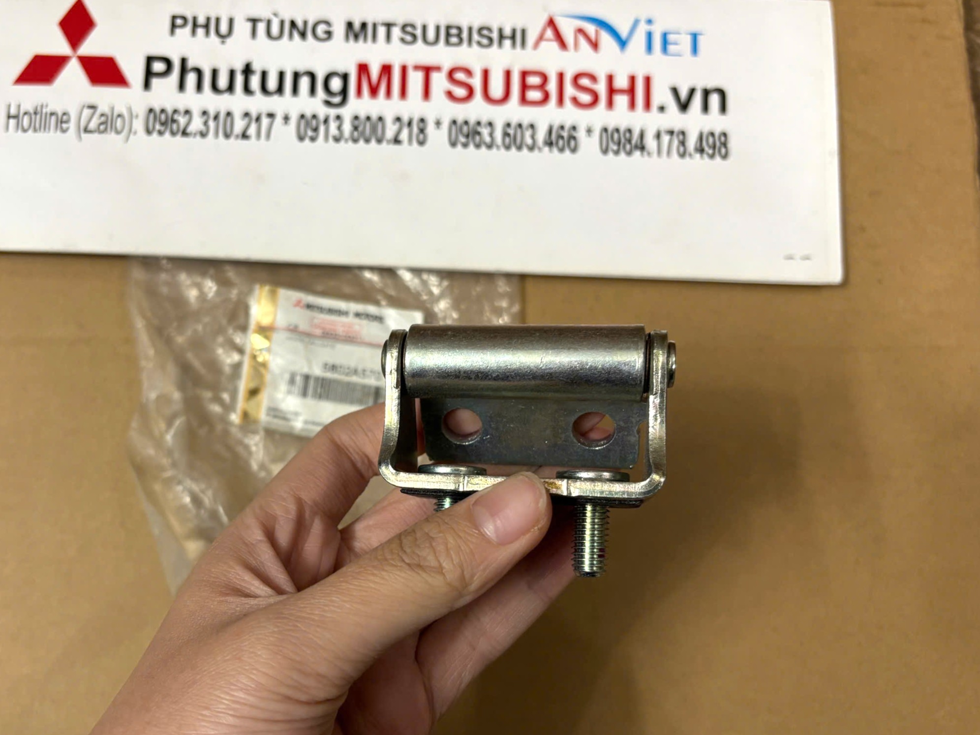 Bản lề cánh cửa sau, cốp hậu Mitsubishi XForce 5802A570