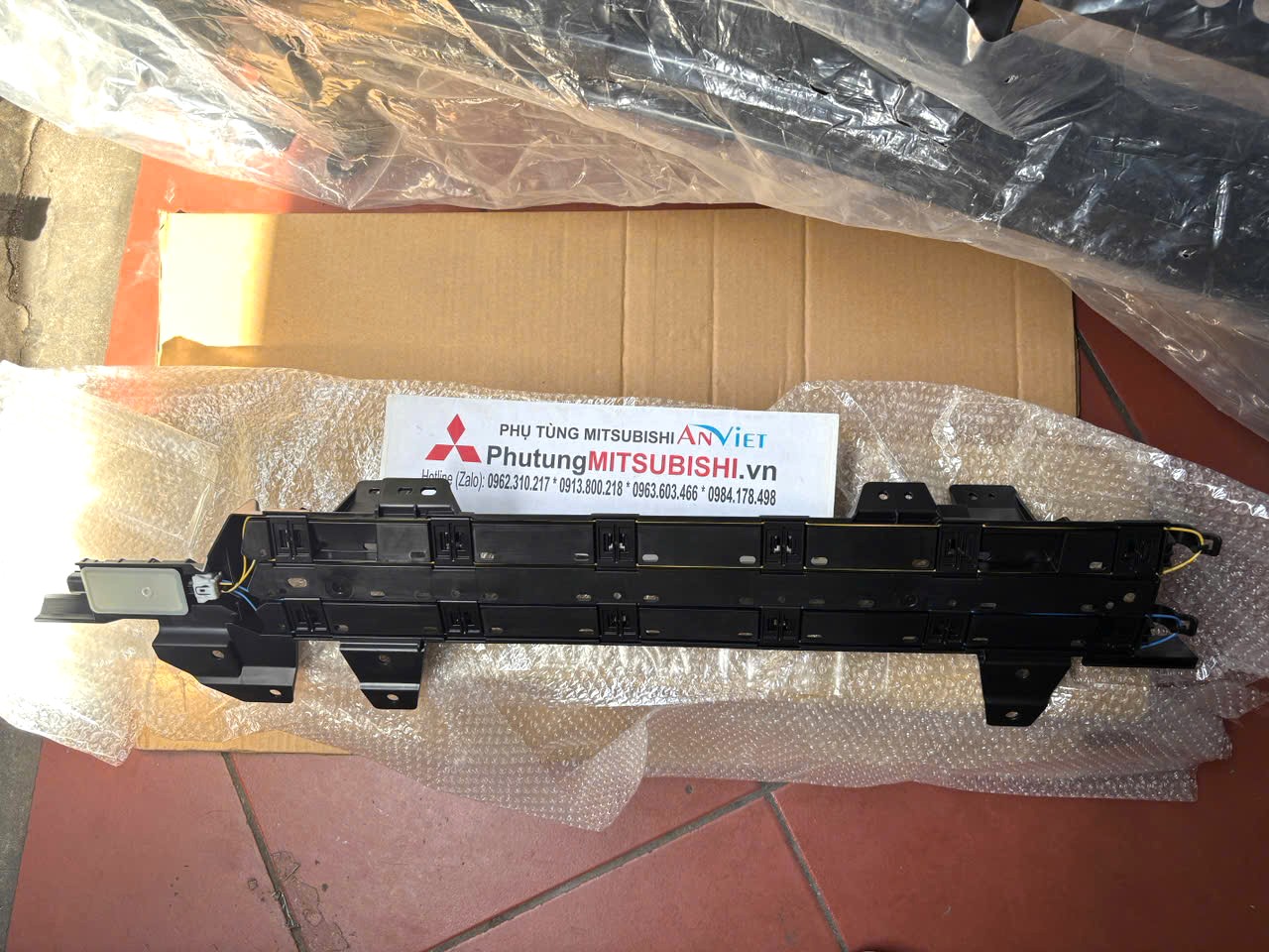 Cảm biến đ&aacute; mở cốp sau dưới cản sau Mitsubishi XForce 285T0B010P