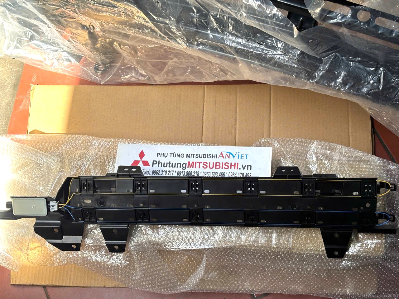 Cảm biến đá mở cốp sau dưới cản sau Mitsubishi XForce 285T0B010P