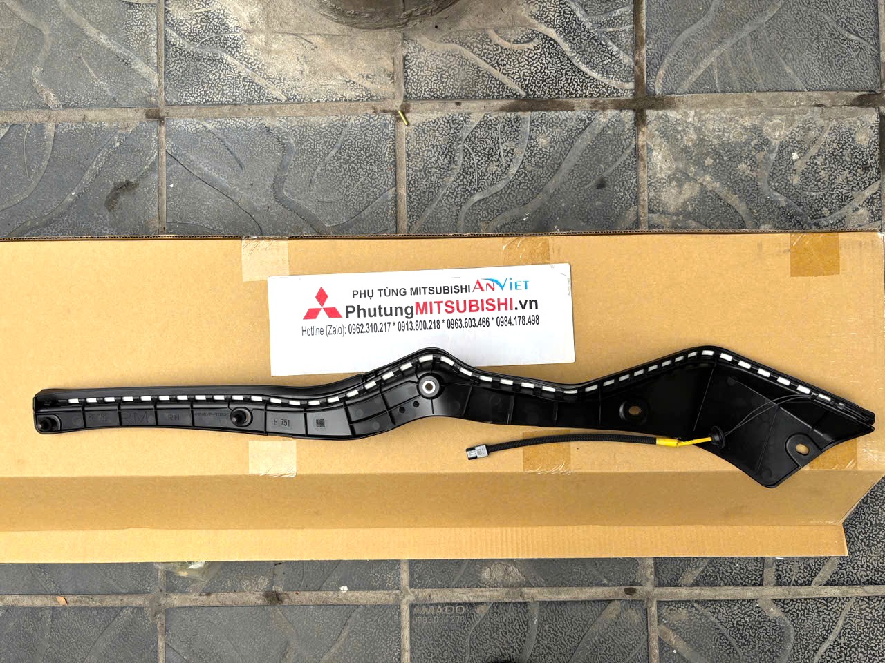 Cảm biến đóng mở cửa hậu, cốp sau Mitsubishi XForce 90568B010P 90569B010P